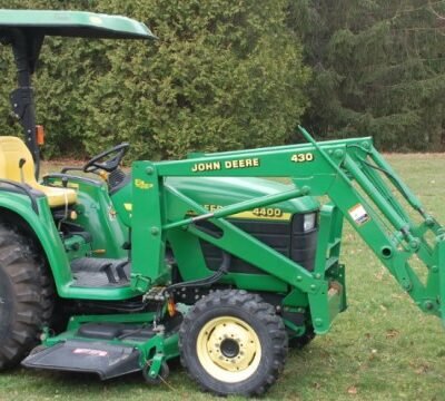 John Deere 4200 4300 and 4400 Compact Utility Tractors Operator’s Manual